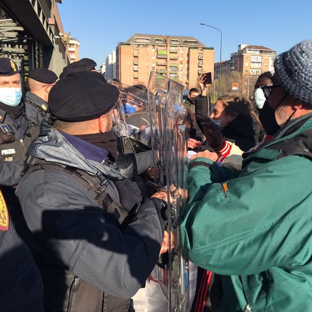 Condannata attivista del centro sociale Askatasuna, tensioni e scontri all'esterno del tribunale (FOTO e VIDEO)