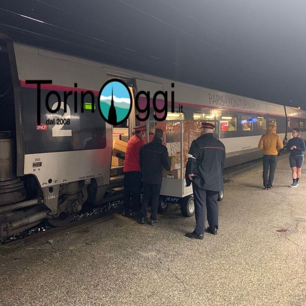 Treno bloccato sotto il tunnel del Frejus: traffico in tilt e passeggeri fermi da questo pomeriggio al confine tra Italia e Francia