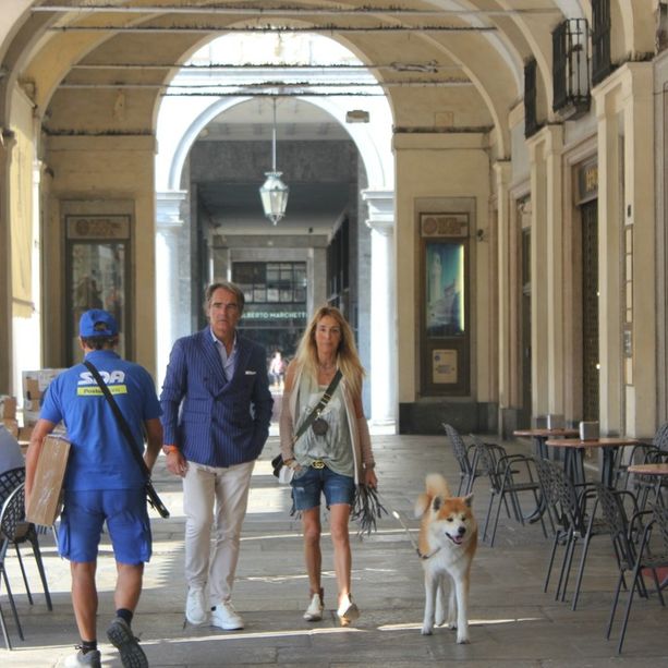 Covid, via le mascherine all’aperto: a Torino non manca chi le indossa comunque [FOTO]