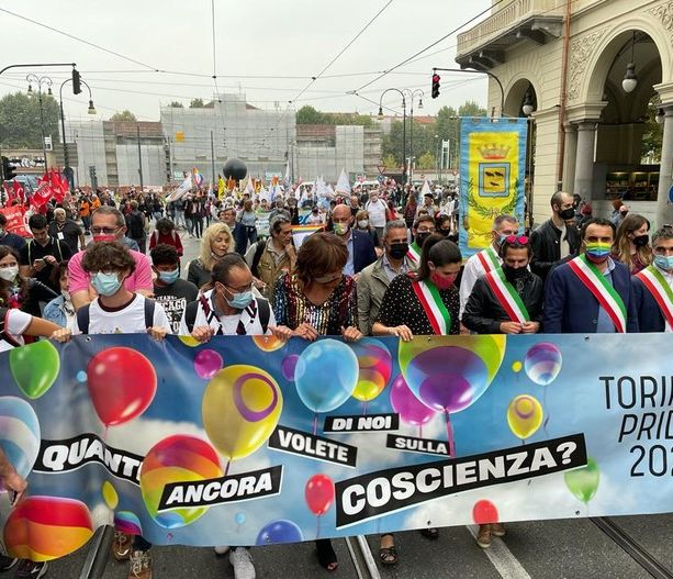 &quot;Tacchi rotti, eppure bisogna andar&quot;. Il 17 giugno Torino si colora arcobaleno con il Pride: la sfilata parte da Aurora