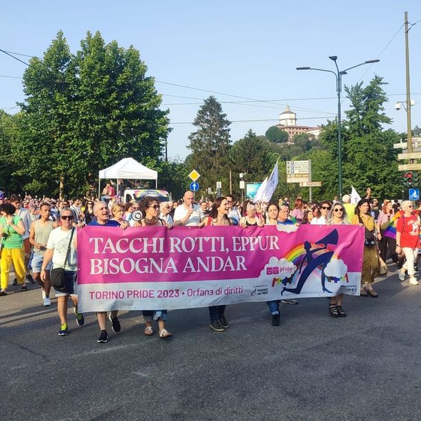 La marea arcobaleno del Torino Pride supera le 100mila presenze: &quot;Orgoglio dalla periferia al cuore verde della città&quot; [FOTO]