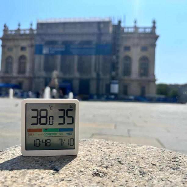 Caldo africano su Torino, il termometro tocca 38°: corsa nelle fontane, preoccupano gli anziani
