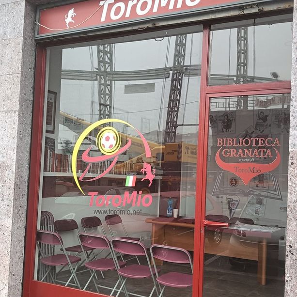 Davanti al Fila apre una nuova vetrina &quot;granata&quot;: con ToroMio i tifosi hanno anche la loro &quot;biblioteca&quot; del cuore