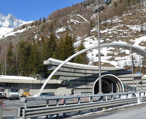 La Francia &quot;stappa&quot; i valichi: &quot;Ora acceleriamo&quot;. Per la prima volta si parla di raddoppio del Bianco