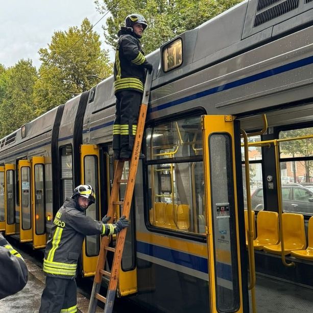 Un fulmine colpisce un tram 13 carico di passeggeri: paura a bordo