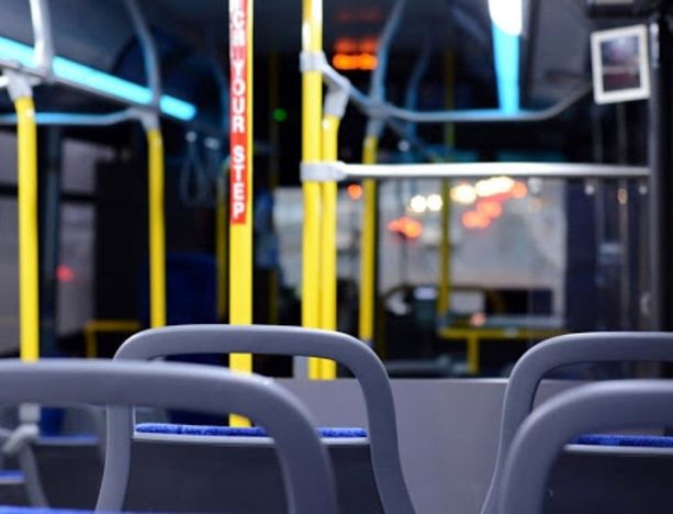 Ivrea, giovane si scaglia contro l'autista, lo colpisce e poi lo minaccia: paura a bordo dell'autobus Gtt