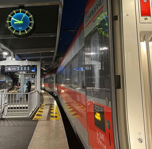 Viaggio da incubo per i passeggeri del Torino-Parigi: due Frecciarossa fermi sulla linea, Trenitalia corre ai ripari
