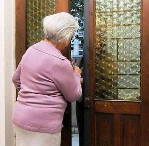 “Devo controllare il mercurio nell’acqua” e truffa due anziani a Porte