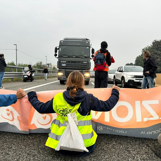 Blitz sull’A4, ambientalisti bloccano la Torino-Milano: automobilisti inferociti [FOTO e VIDEO]