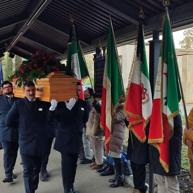 Folla e bandiere per i funerali di Bruno Segre: &quot;Punto di riferimento per libertà e democrazia&quot; [FOTO]