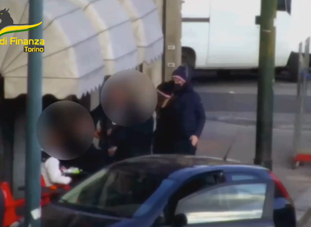 Otto persone arrestate per usura: minacce con metodi mafiosi ai commercianti, costretti a pagare tassi fino al 240% [VIDEO]