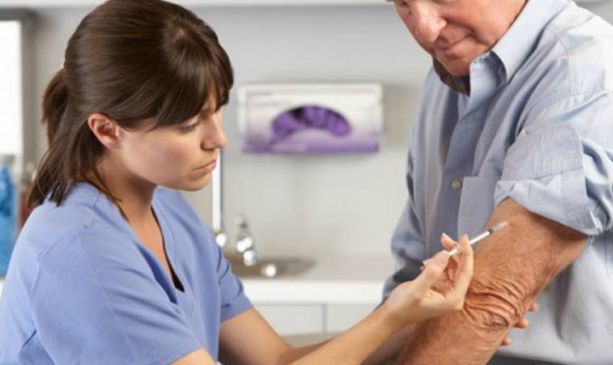 Un biellese No Vax va a farsi vaccinare con un finto braccio in silicone per tentare di ingannare gli operatori: denunciato