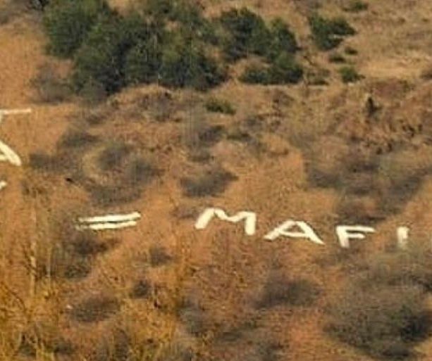 Val Susa, esposto dei Radicali contro la scritta “Tav=mafie” sul Monte Musinè: “Infamante e illegale”