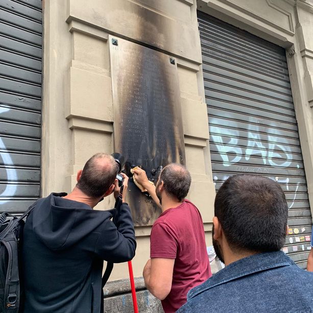 Torino, vandali bruciano la corona per i partigiani: &quot;Codardi che si nascondo dietro al buio&quot;