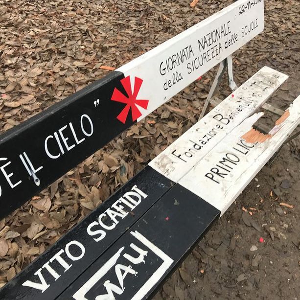 Vandali distruggono la panchina dedicata a Vito Scafidi, il giovane morto al Darwin di Rivoli