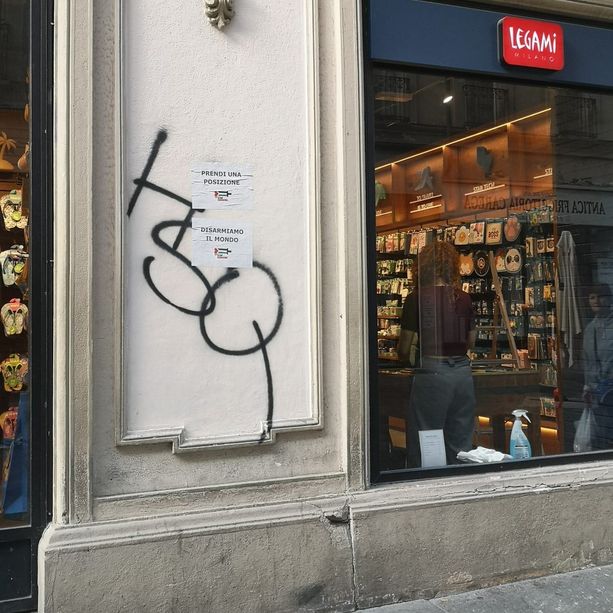 &quot;Predi una posizione stop al genocidio&quot;: decine di vetrine imbrattate nella notte