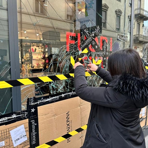 Gli anarchici devastano Torino, la paura dei negozianti: “Noi chiusi in magazzino con le luci spente” [VIDEO]