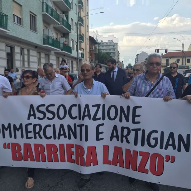 Via Lanzo, protesta per la revisione della ciclabile: “Si intervenga prima che ci scappi il morto” [VIDEO]