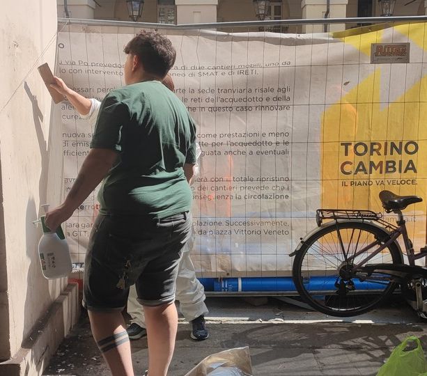 Volontari, commercianti e il Comune fanno squadra per ripulire via Po dalle scritte sui portici [VIDEO e FOTO]