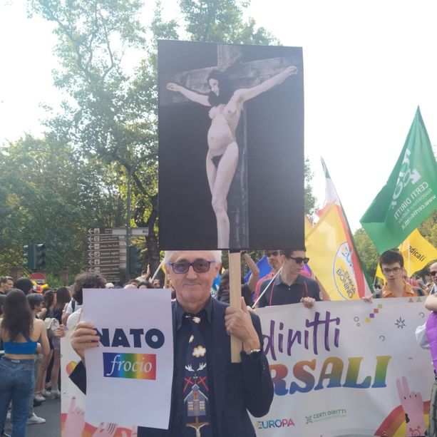 Crocifisso pro utero, Viale finisce nel mirino di Marrone: &quot;Pride palcoscenico per provocazioni offensive&quot;. E Viale ribatte