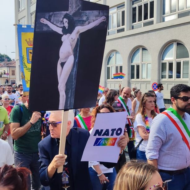 Torino Pride, la provocazione di Viale: cartello con una donna incinta crocifissa e il cartello Nato [FOTO]