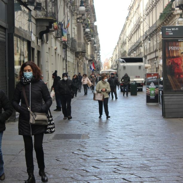 Ultimo giorno senza l’obbligo di mascherine nelle vie dello shopping: in centro in tanti le indossano già
