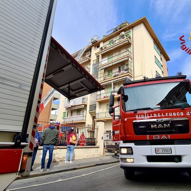 Collegno, una donna muore nell'incendio del suo appartamento al terzo piano
