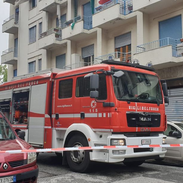 Incendio in via Rondissone: mamma e figlia si gettano dal balcone per sfuggire alle fiamme, sono gravi [VIDEO]