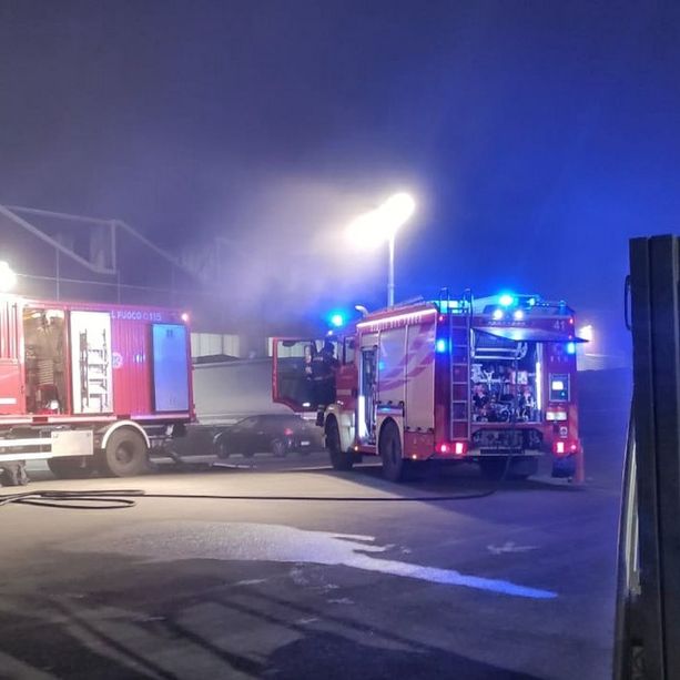Maltempo, si stacca il tetto di una palazzina di tre piani, un albero crolla su un'auto e una casa: notte di interventi per i vigili del fuoco