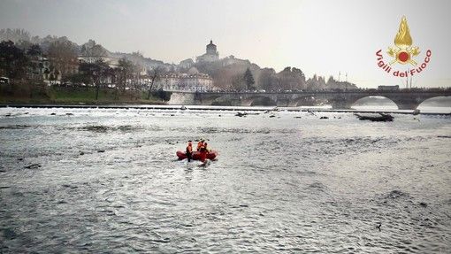 I pompieri trovano il cadavere di un giovane nelle acque del Po