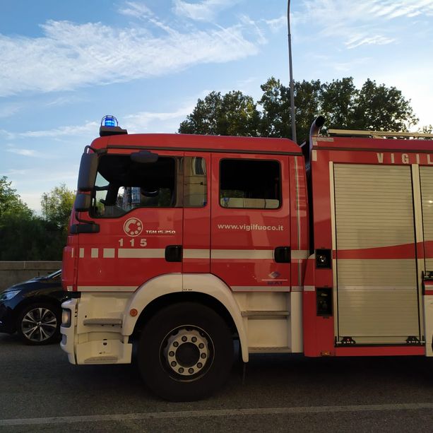 Tragedia a Borgofranco d'Ivrea: operaio cade in acqua mentre lavora su un argine del canale e perde la vita
