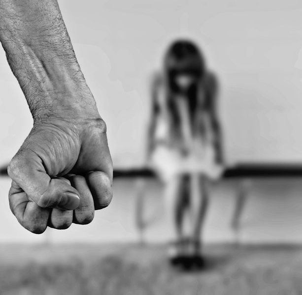 Madonna di Campagna, picchia nuovamente la compagna dopo una lite: arrestato per maltrattamenti