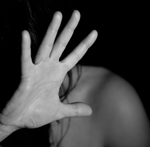Aggredisce moglie e figlio con martelli a Chivasso: 4 arresti per maltrattamenti in famiglia in 48 ore