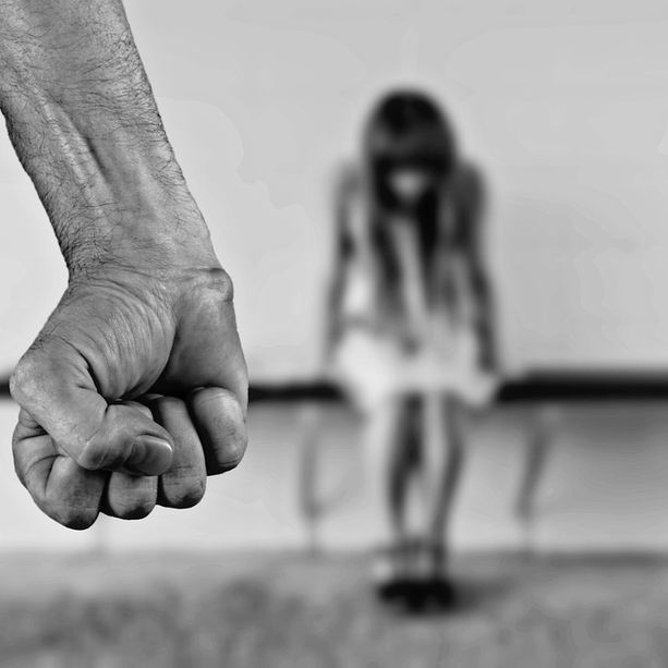 Violenza sulle donne, nel 2020 oltre 10.880 hanno chiesto aiuto in Piemonte ai Centri Antiviolenza