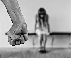 Coppia di sfruttatori costringeva tre ragazze a prostituirsi con violenza e minacce