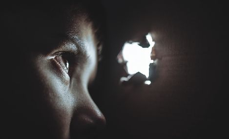 Padri che uccidono le madri: a Torino il primo centro in Italia di aiuto e ascolto per gli orfani