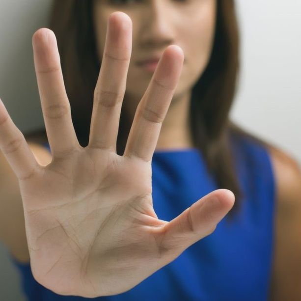 Tenta di violentare tre donne nelle strade di Rivoli: manette ai polsi per un 20enne