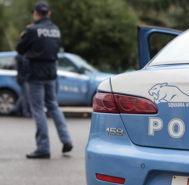 Paura ad Aurora: senzatetto estrae coltello nel cortile della scuola, arrestato