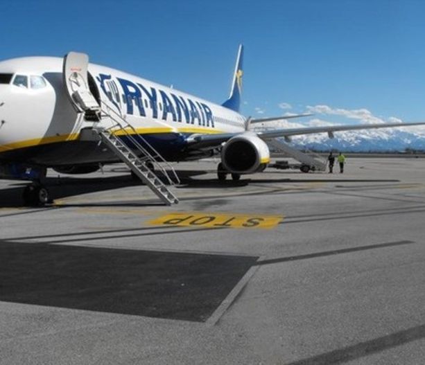 Fiammata prima del decollo, scoppia il panico sull'aereo Brindisi-Torino: i passeggeri evacuati con gli scivoli
