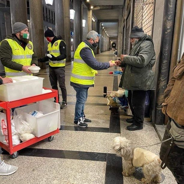 Gelo a Torino, volontari in strada per i senzatetto. Nosiglia: &quot;Aprite le parrocchie&quot;