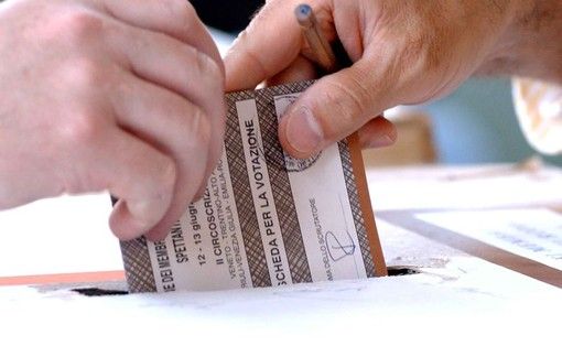 Contagi in aumento con la variante Delta: &quot;Anticipiamo le Comunali a settembre&quot;