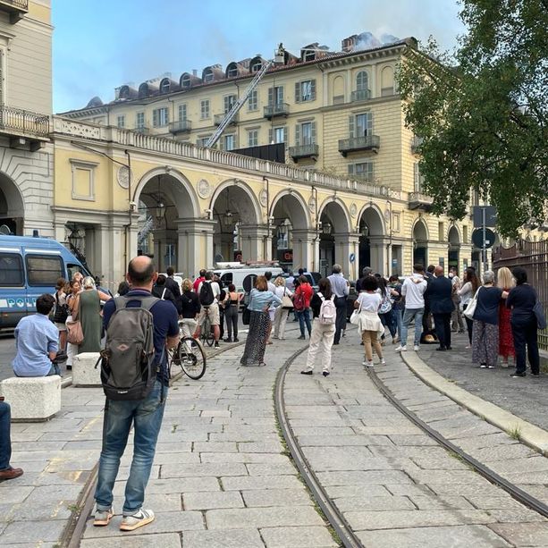 Bloccato l’incendio in piazza Carlo Felice. Il rogo si è sviluppato sotto le tegole [VIDEO]