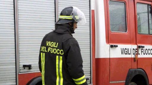 Esce fumo dal sottotetto della scuola: allarme in corso Sicilia, intervengono i vigli del fuoco