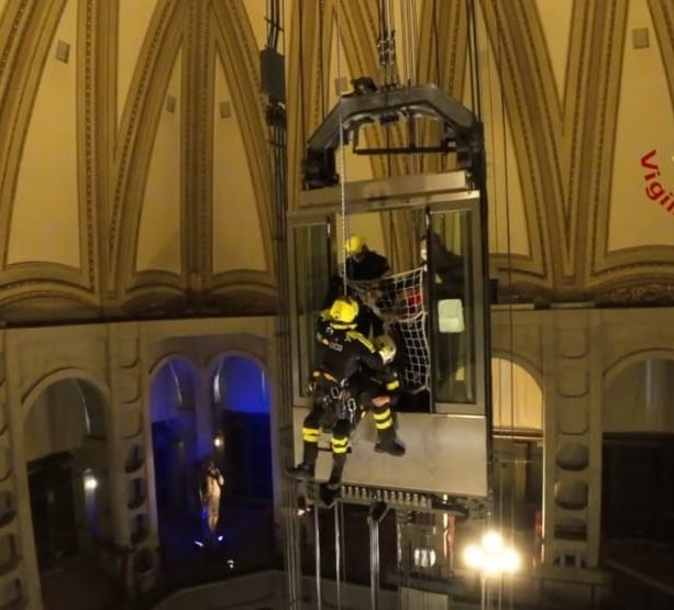 L'ascensore della Mole &quot;evacuato&quot; a 40 metri di altezza: è la spettacolare esercitazione dei vigili del fuoco [VIDEO]