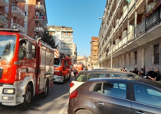 Nichelino, attimi di paura per un incendio in un appartamento di via Pinerolo