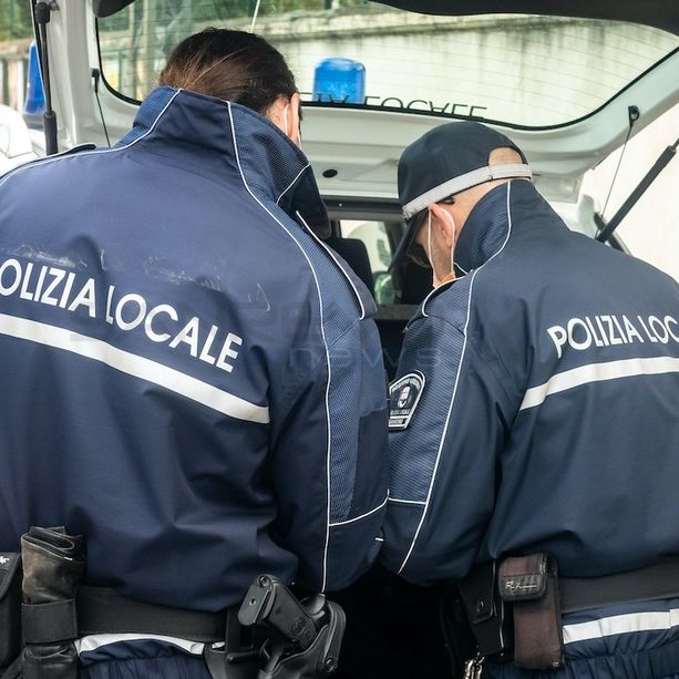 La polizia locale si &quot;veste&quot; da Befana: il 6 gennaio cibo a un'anziana in difficoltà grazie a una raccolta fondi