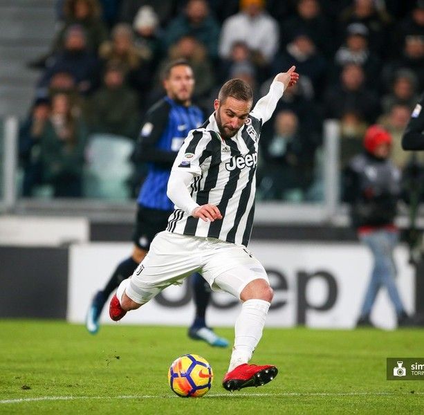 Coronavirus, Higuain lascia Torino e vola con jet privato in Argentina. In fuga anche Pjanic e Khedira