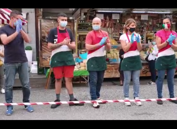 Venaria, flash mob al mercato per ricordare le vittime del Coronavirus [VIDEO]