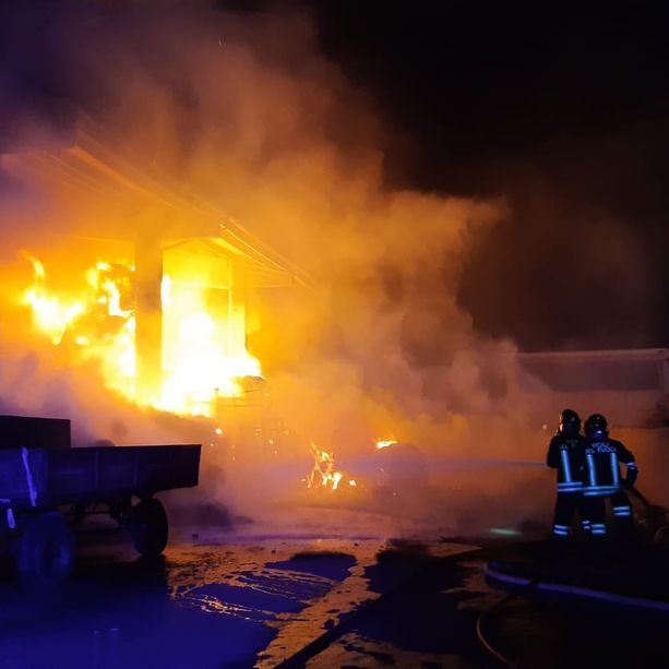 Paura a Castellamonte, a fuoco una grossa cascina con macchinari agricoli: il rogo domato dai pompieri