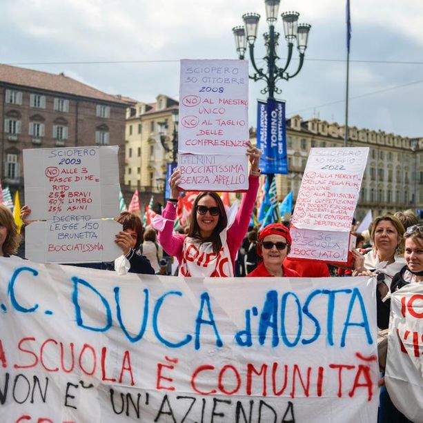 Scuola, sciopero nazionale: anche in piazza Castello gli insegnanti mettono il Governo dietro la lavagna [FOTO]